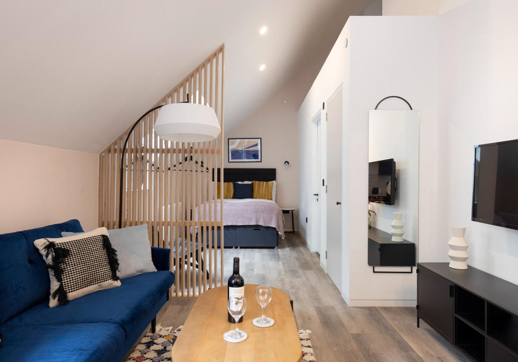 Charming Studios Near Holyrood Park & Calton Hill Единбург Номер фото