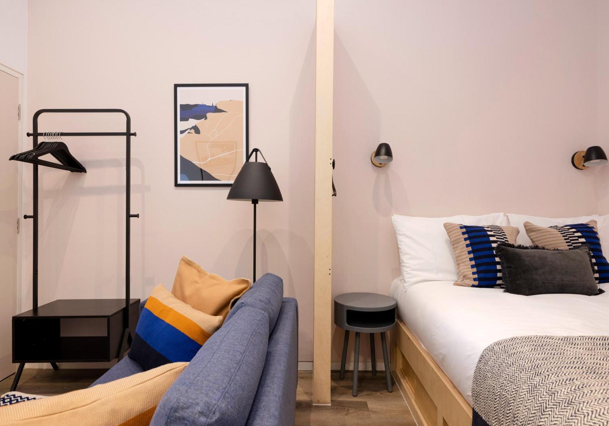 Charming Studios Near Holyrood Park & Calton Hill Единбург Номер фото