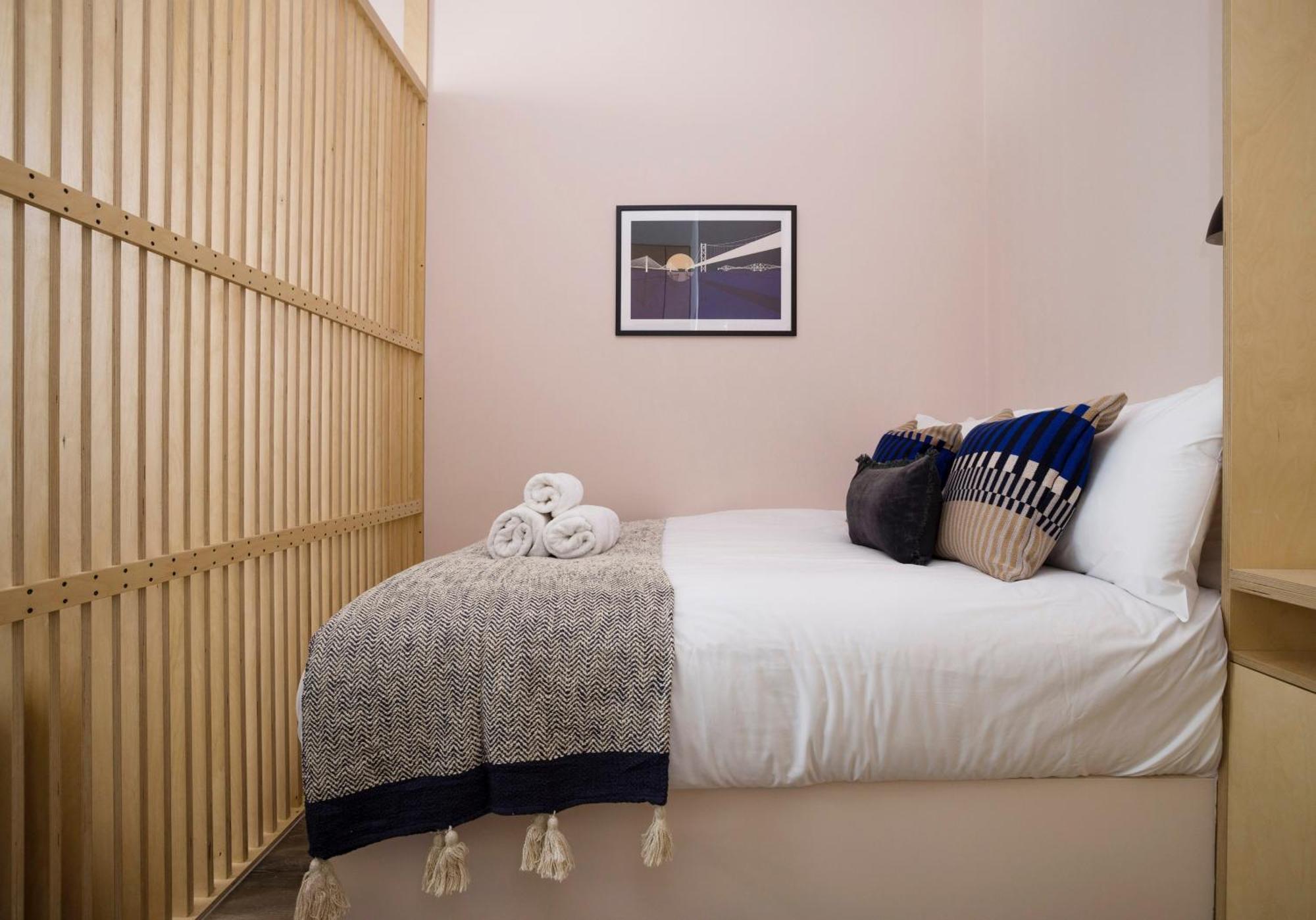 Charming Studios Near Holyrood Park & Calton Hill Единбург Номер фото