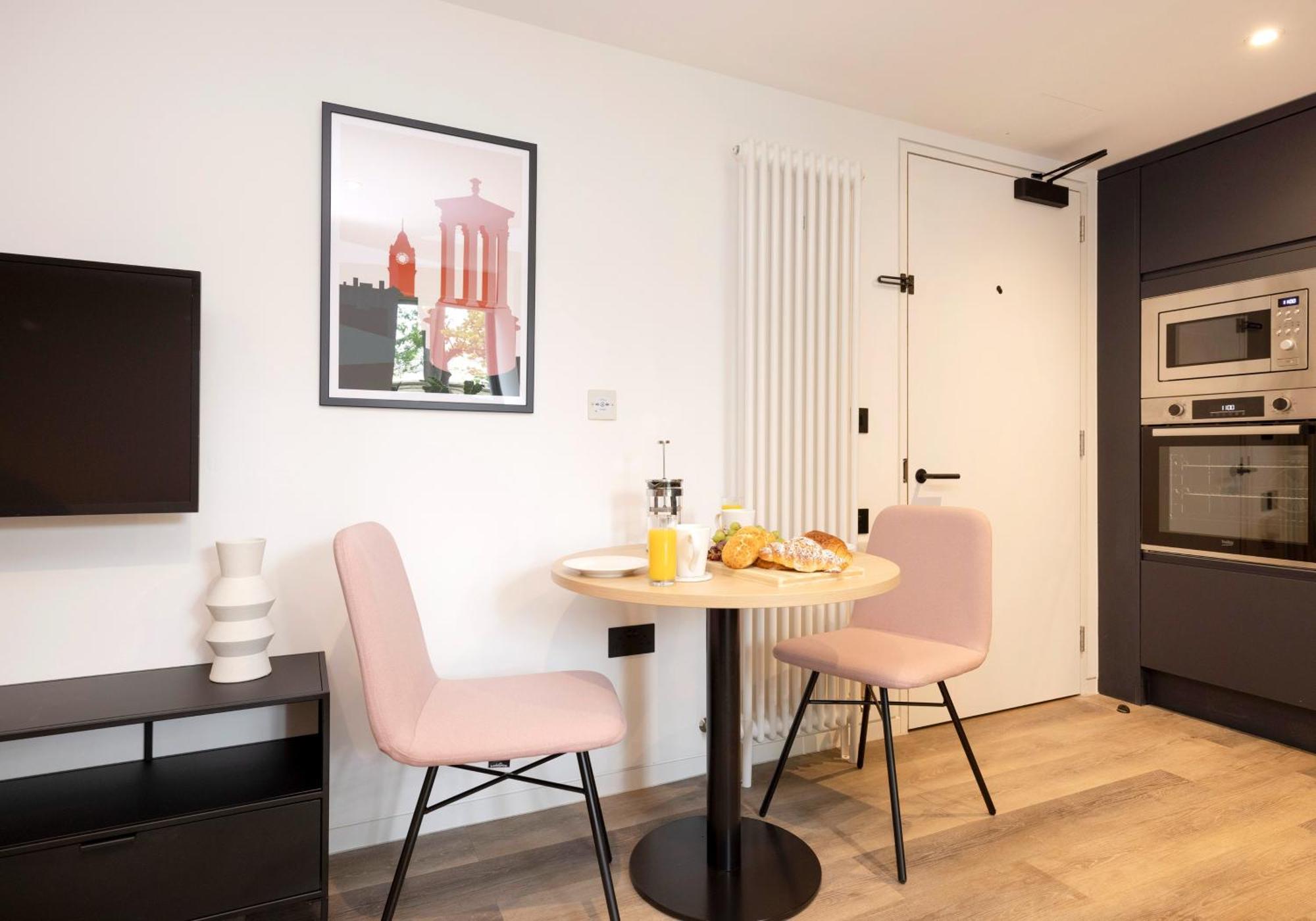 Charming Studios Near Holyrood Park & Calton Hill Единбург Номер фото