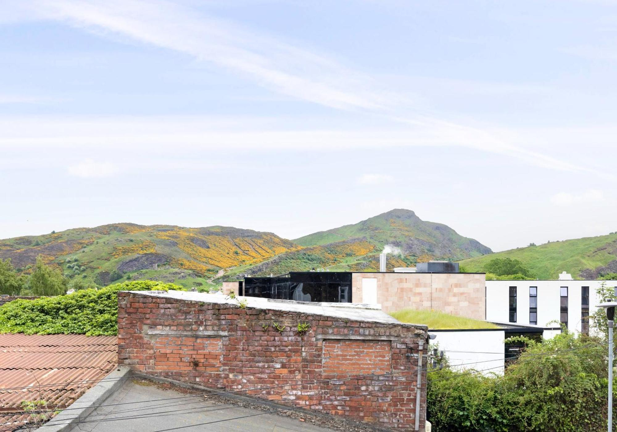 Charming Studios Near Holyrood Park & Calton Hill Единбург Номер фото