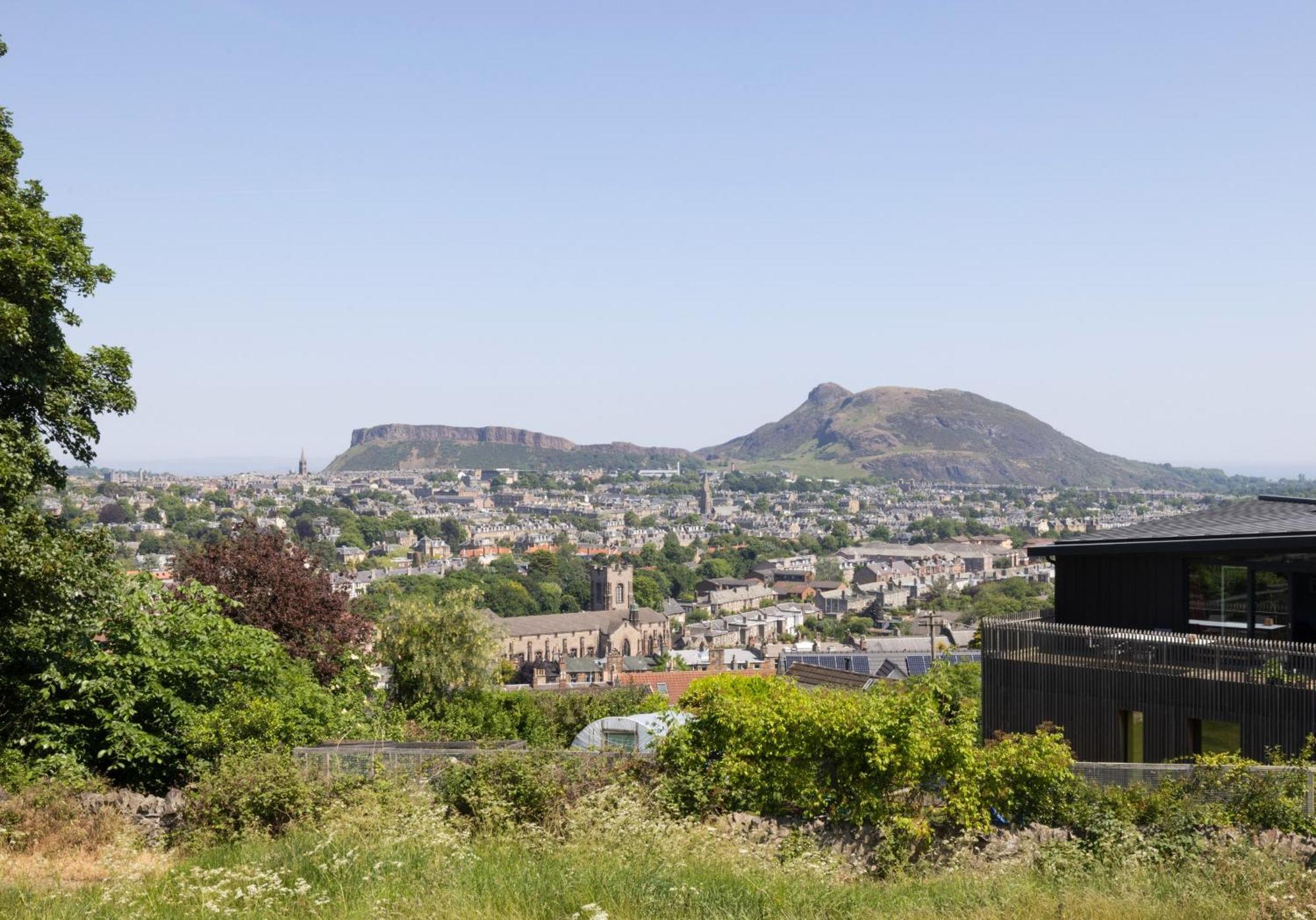 Charming Studios Near Holyrood Park & Calton Hill Единбург Номер фото