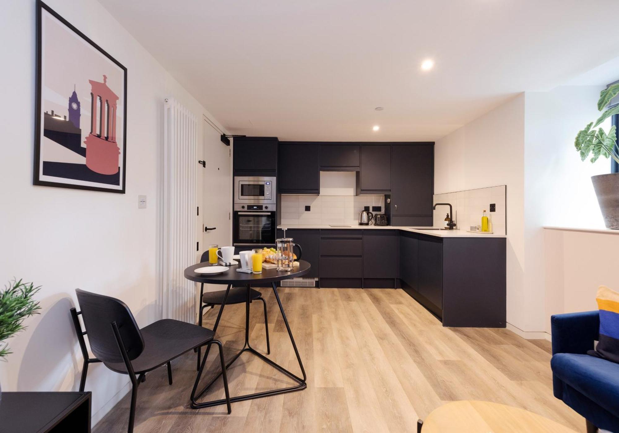 Charming Studios Near Holyrood Park & Calton Hill Единбург Номер фото