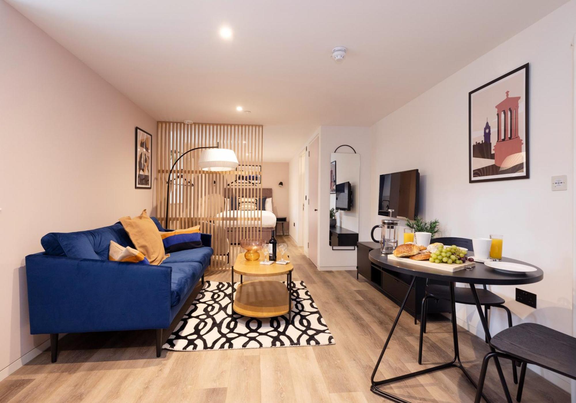 Charming Studios Near Holyrood Park & Calton Hill Единбург Номер фото
