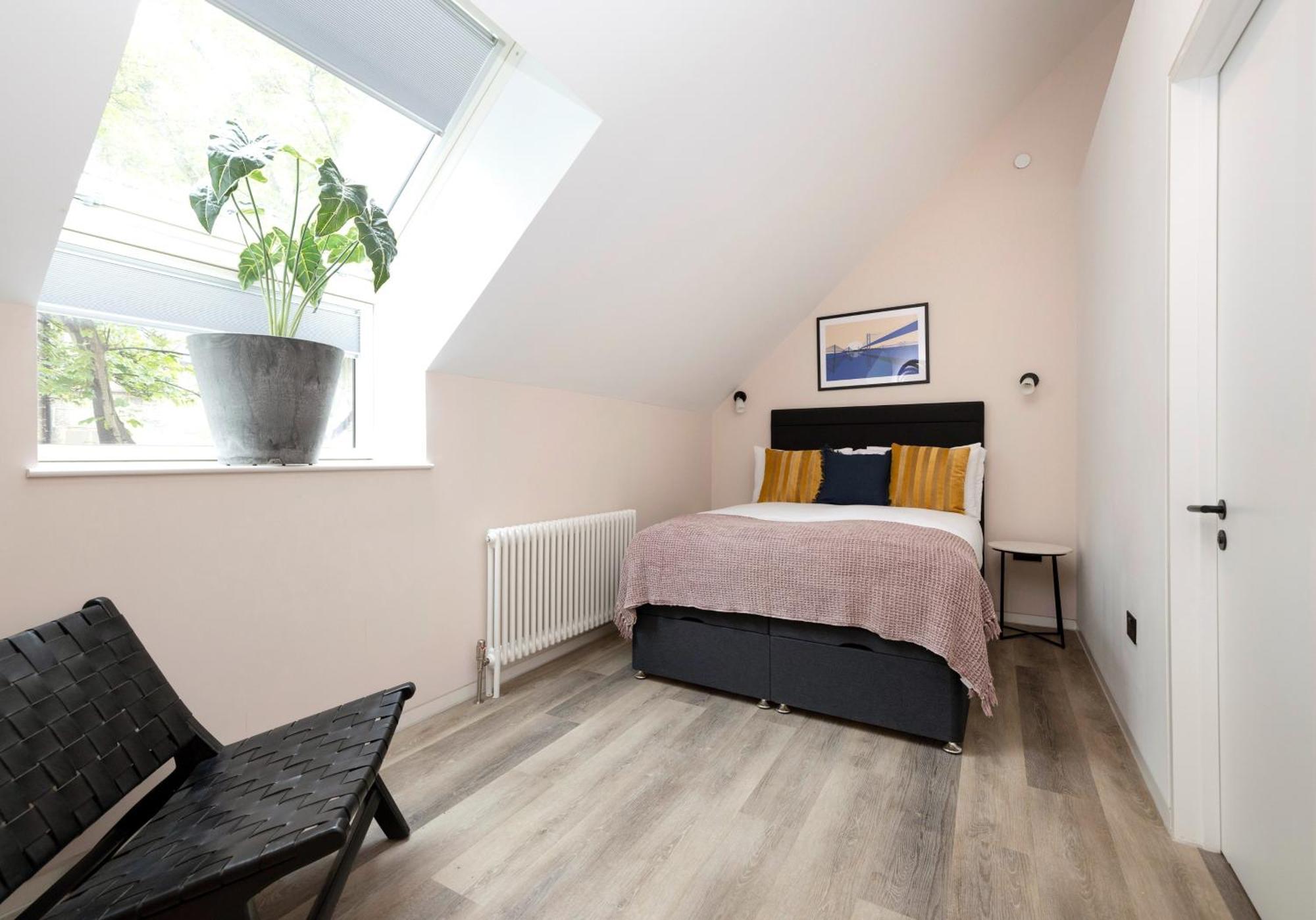 Charming Studios Near Holyrood Park & Calton Hill Единбург Номер фото