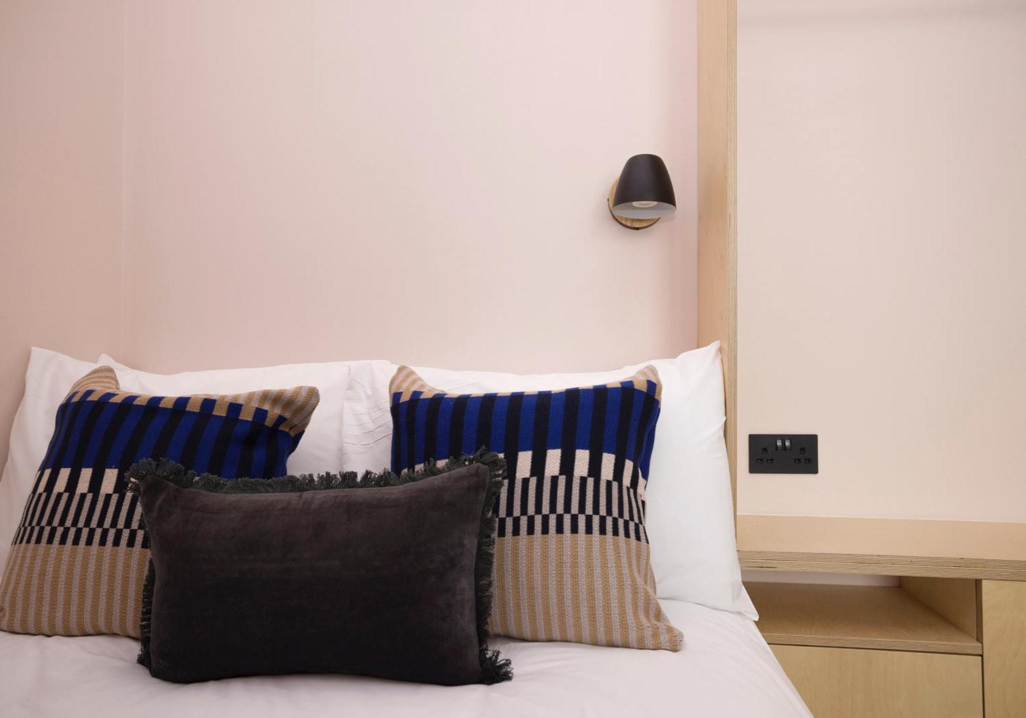 Charming Studios Near Holyrood Park & Calton Hill Единбург Номер фото