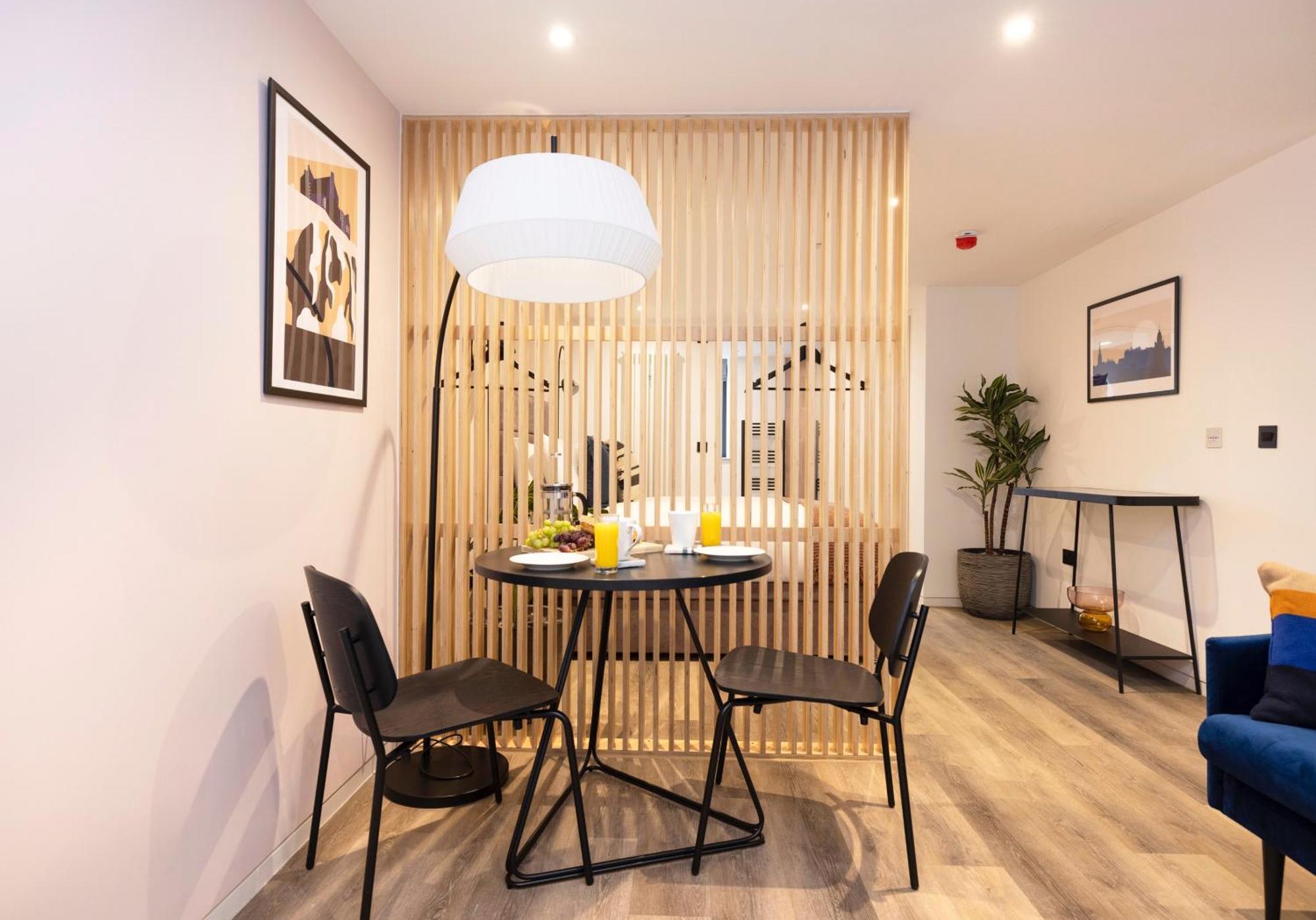Charming Studios Near Holyrood Park & Calton Hill Единбург Номер фото